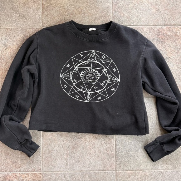 three layer Tops - Black Graphic Cropped Sweatshirt Three Layer